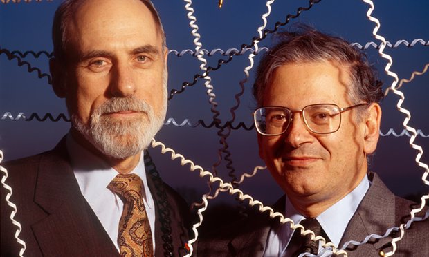 وینتون سرف، سمت چپ، و رابرت کان، سمت راست، که اولین پروتکل اینترنت را نوشتند